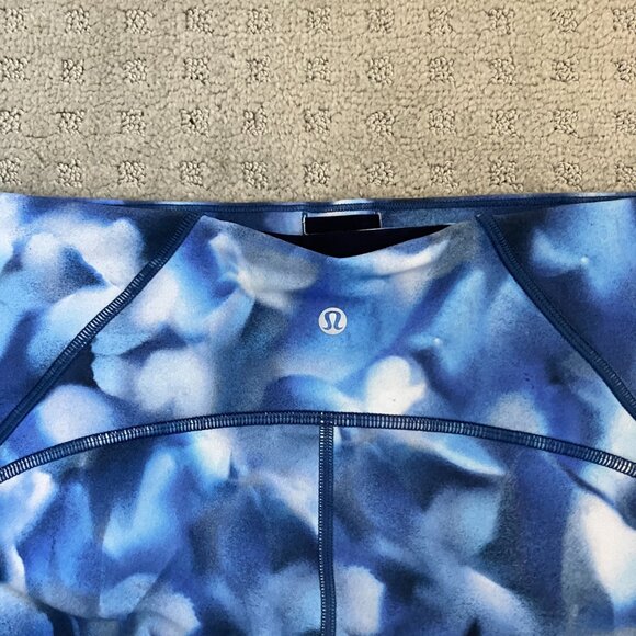 Lululemon Blue Yoga Shorts - size 6 - Picture 4 of 5